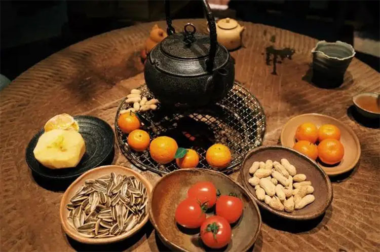 圍爐煮茶：起一爐火，煮兩碗茶，聊三餐四季，話五谷豐登(圖1)
